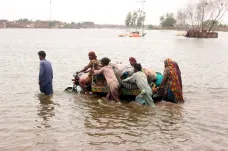 Mohutné záplavy v Pákistánu si od půlky června vyžádaly skoro tisícovku obětí
