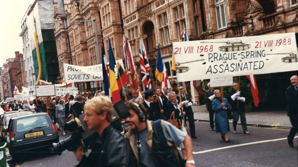 Protest k dvacátému výročí invaze v roce 1988 v Londýně