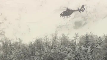 Zásah vrtulníku po pádu laviny