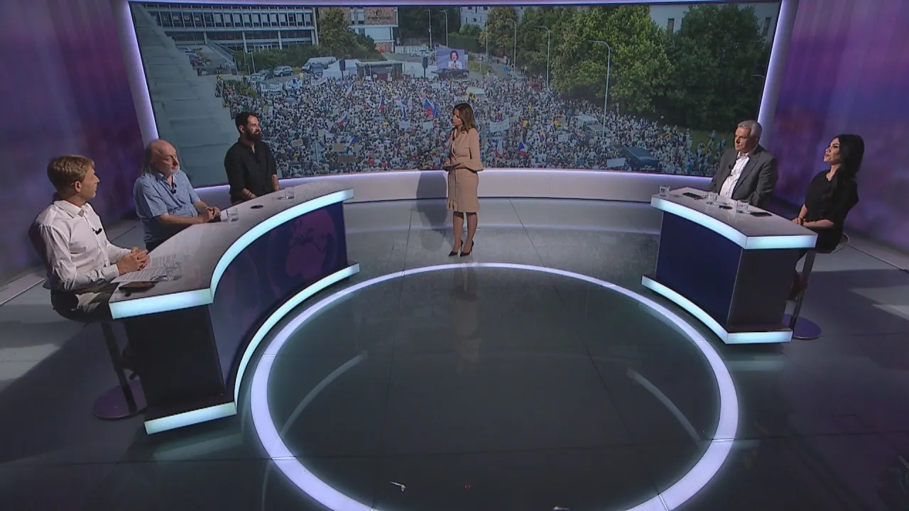 Hosté Událostí, komentářů týdne probrali vypískání politiků na festivalu ve Strážnici