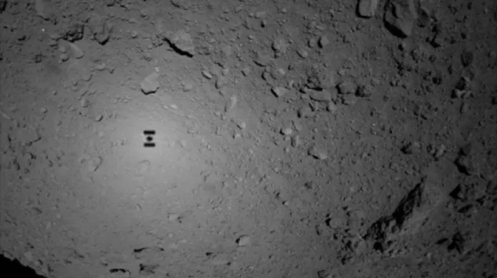 Takto si Hajabusa vyfotila vlastní stín při cestě k asteroidu