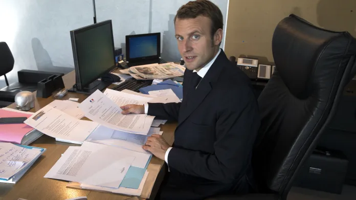 Emmanuel Macron ve své ministerské kanceláři