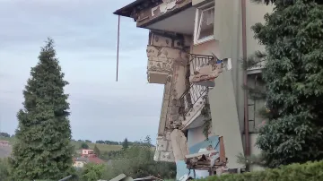 Část domu se po výbuchu zřítila