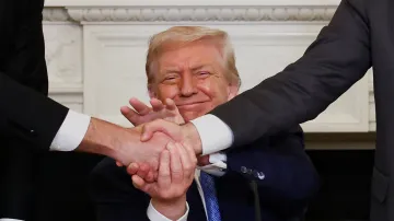 Lídři Arménie a Ázerbájdžánu podepisují memorandum v Bílém domě (8. srpna 2025)