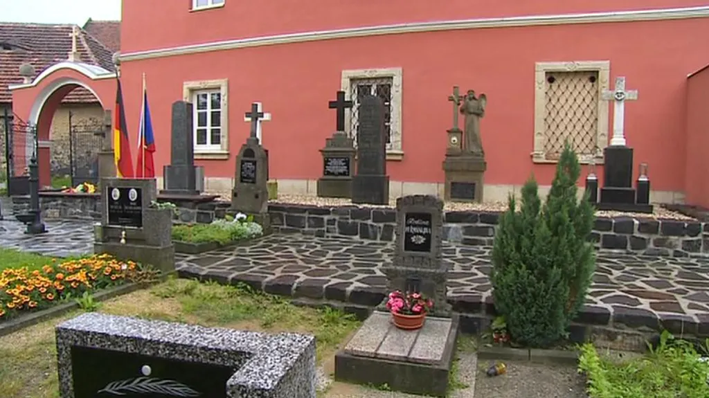 Opravené německé hroby v Kravařích