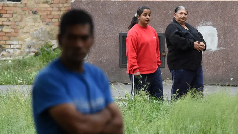 Na dlouhodobé nezaměstnanosti se výrazně podílejí Romové, kterých je bez práce více než devadesát procent. V Přerově je několik vyloučených lokalit, ve kterých převažují Romové.