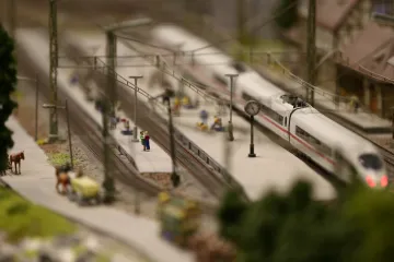 Za dotace na vědecké projekty se údajně pořídily i vláčky. Evropská justice stíhá trojici z Česka za podvod