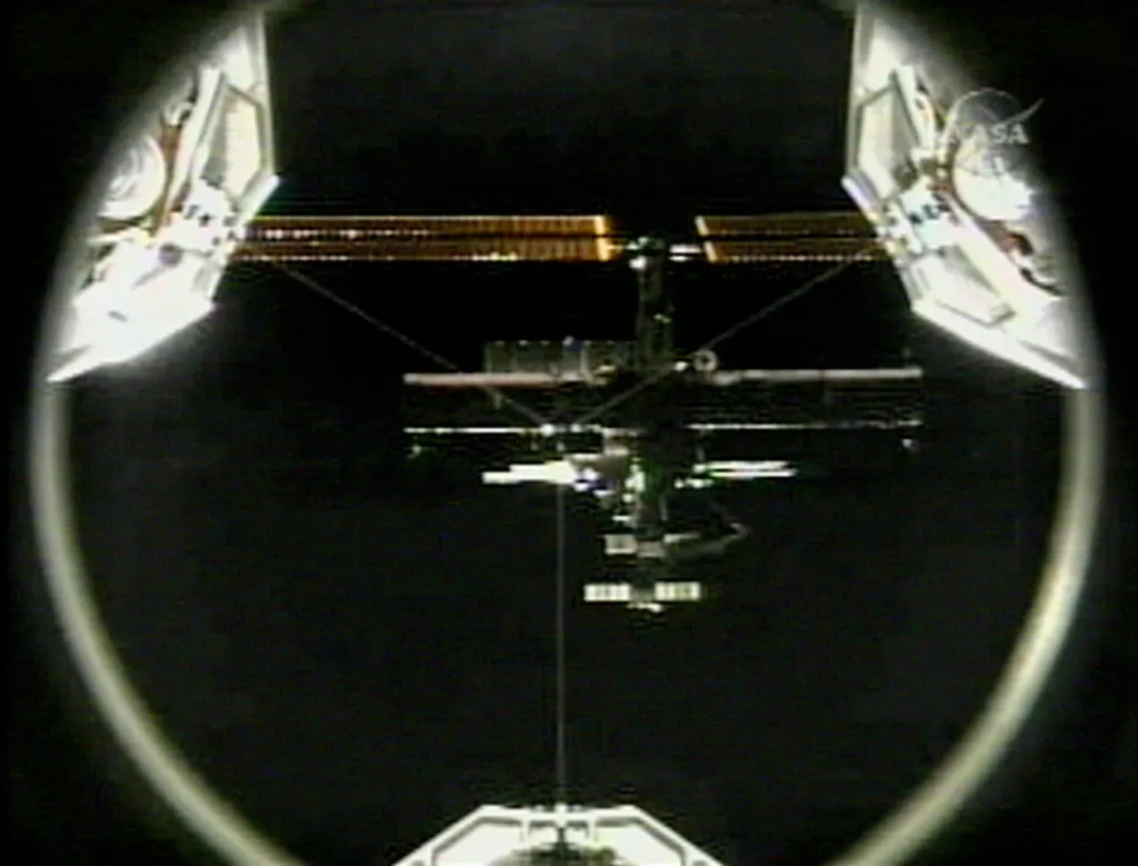 Mezinárodní vesmírná stanice ISS se 6. července 2006 spojila s raketoplánem. Pohled na dokovací systém