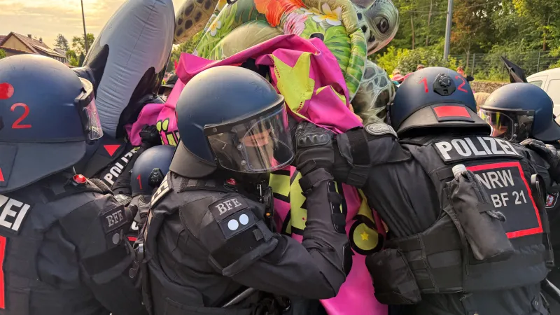Střet policistů s demonstranty proti sjezdu AfD v Erfurtu