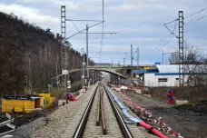 Přestavba trati ze Smíchova do Černošic za miliardy je hotová, zrychlí spoje
