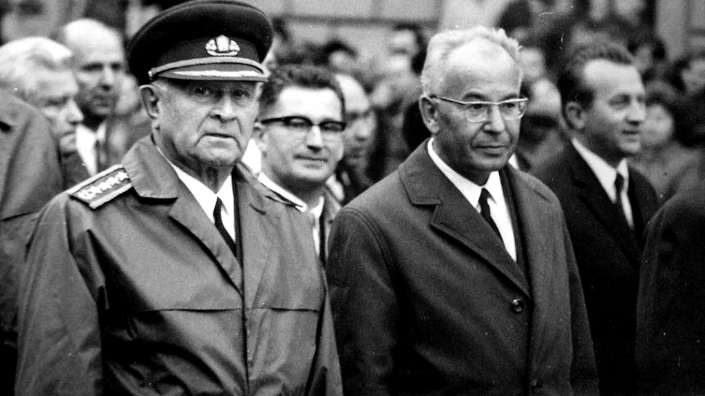 Prezident ČSSR Ludvík Svoboda s Gustávem Husákem během 25. výročí Slovenského národního povstání