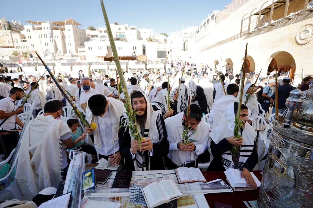 Věřící ve městech Jeruzalém a Ašdod oslavují svátek zvaný Sukot, známý též jako Svátek stanů