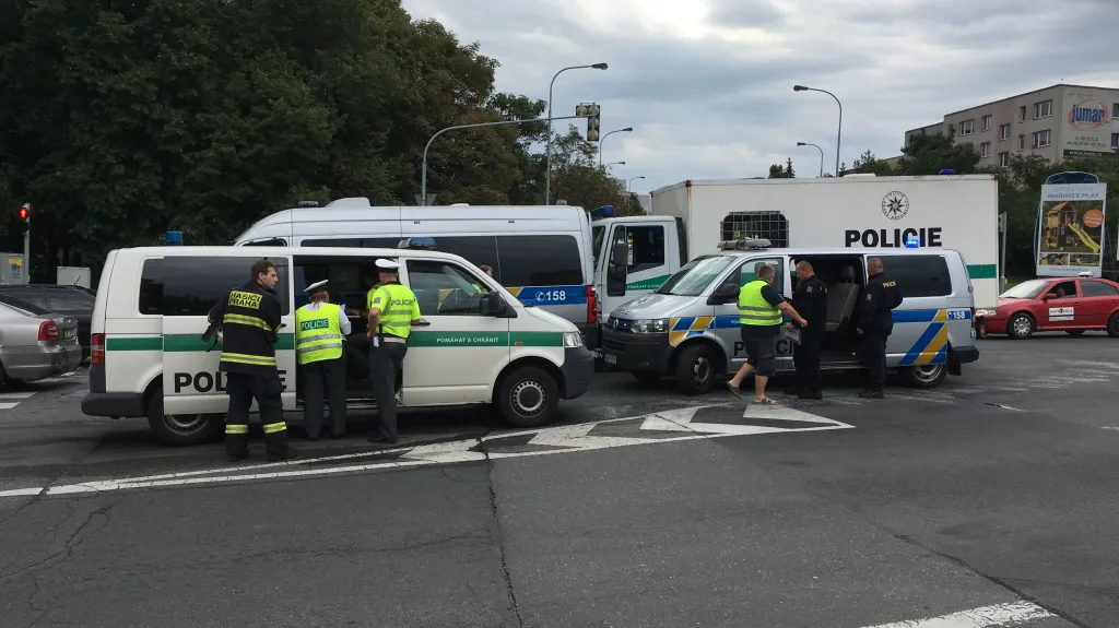 Srážka tří policejních a dvou civilních aut