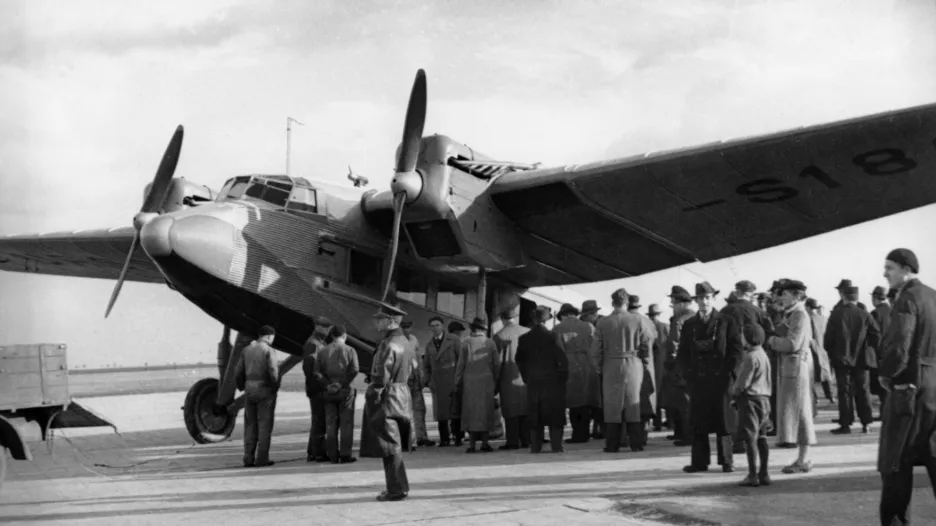 Zástupci ČSA vítají na kbelském letišti v září 1936 první sovětské dopravní letadlo
