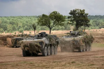 Ukrajina si objednala v Polsku 100 bojových vozidel Rosomak