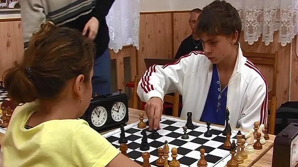 Malí šachisté při hře