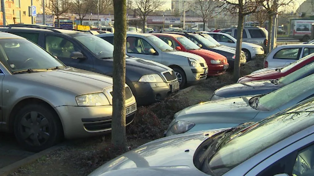 Parkoviště u obchodní zóny v Pardubicích