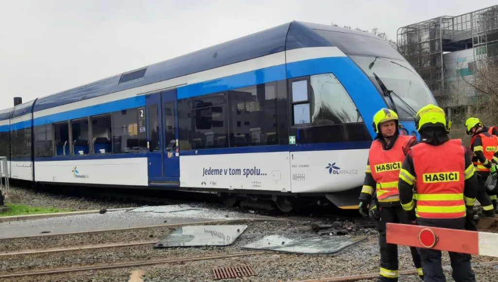 Na přejezdu v Olomouci vykolejil vlak