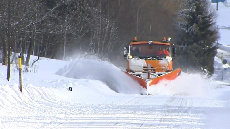 Údržba silnice v Krušných horách