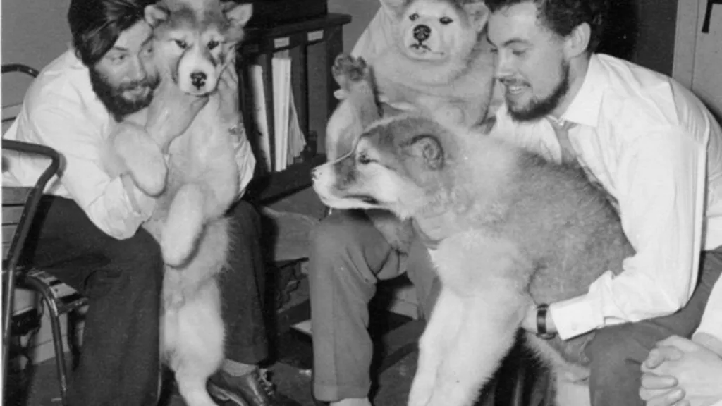 Denis Bell (úplně vlevo) měl velmi rád psy