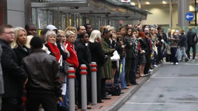 Přeplněná stanice autobusu v Londýně