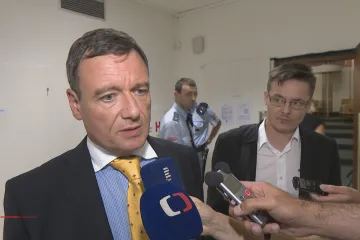 Nejvyšší soud rozhoduje o Rathovi, ten jej hned první den nařkl z podjatosti