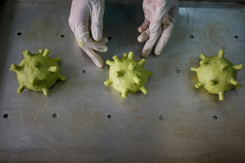 Dang Van Khu je šéfkuchař vyhlášené hanojské restaurace ve Vietnamu. Pro své zákazníky připravil speciální burgery ve tvaru koronaviru. Jestli jídlo někdo ochutnal, agentury neuvádějí