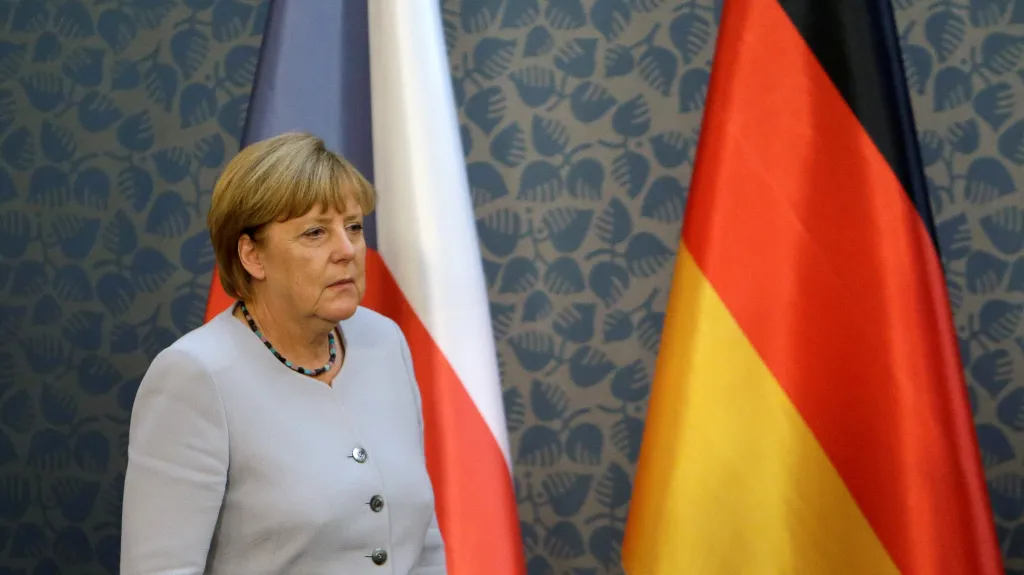 Angela Merkelová přichází na brífink v sídle české vlády