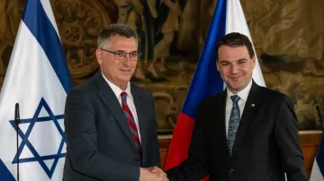 Český ministr zahraničí Petr Macinka (vpravo) a jeho izraelský protějšek Gideon Sa'ar