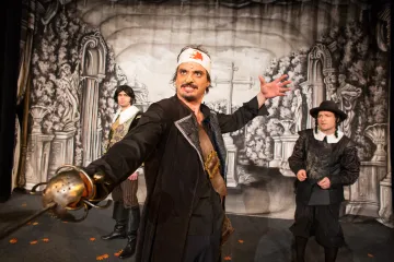 Gaskoňský ptáček Cyrano zpívá v Divadle Radka Brzobohatého