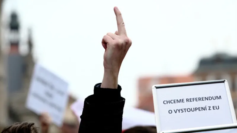 Demonstrace proti Evropské unii před Pražským hradem