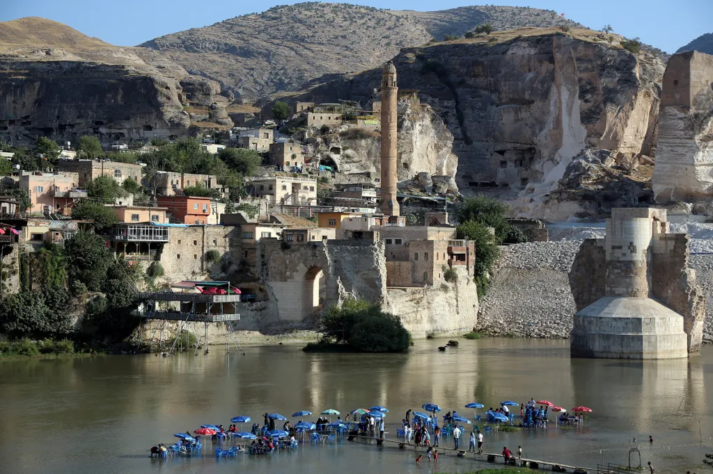 Celkový pohled na starověké město Hasankeyf na řece Tigris v jihovýchodním Turecku, které bude v blízké budoucnosti z velké části zatopeno přehradou.