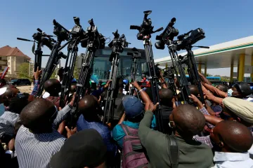 Týden obrazem: Fotbalový blesk, rouškový bar a súfický tanec