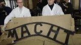 Rozřezaný nápis z brány v Osvětimi