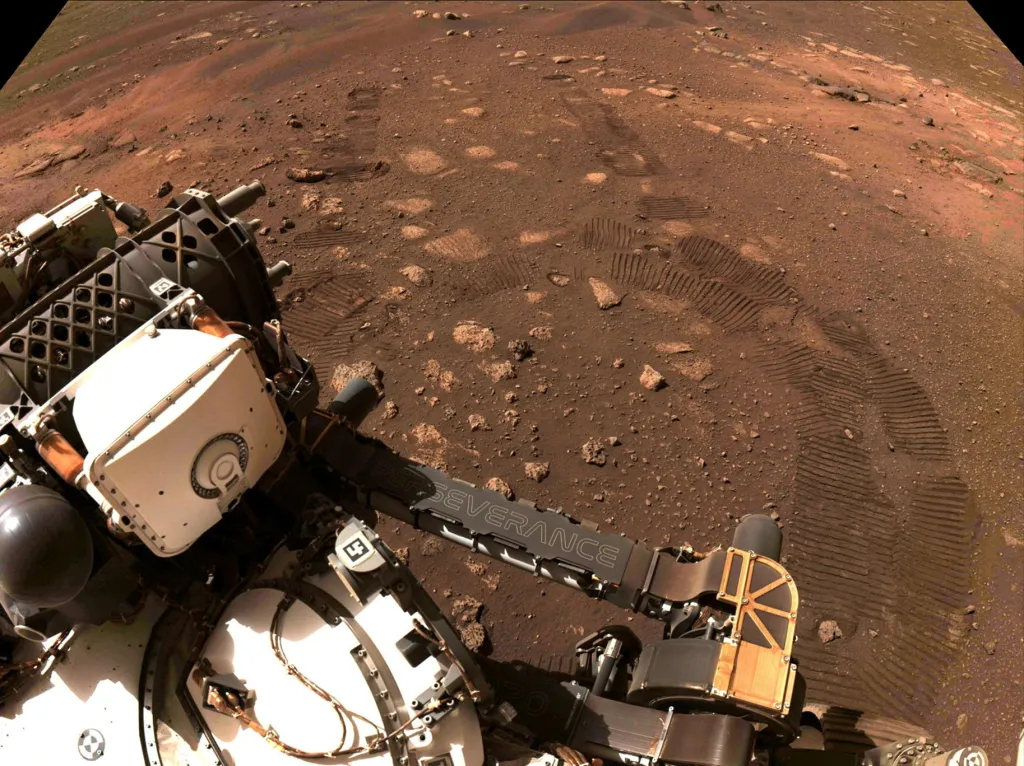 NASA má za sebou úspěšný rok. Na Mars dopravila vozítko Perseverance, které okamžitě po přistání  4. března odeslalo na Zemi několik fotografií povrchu planety