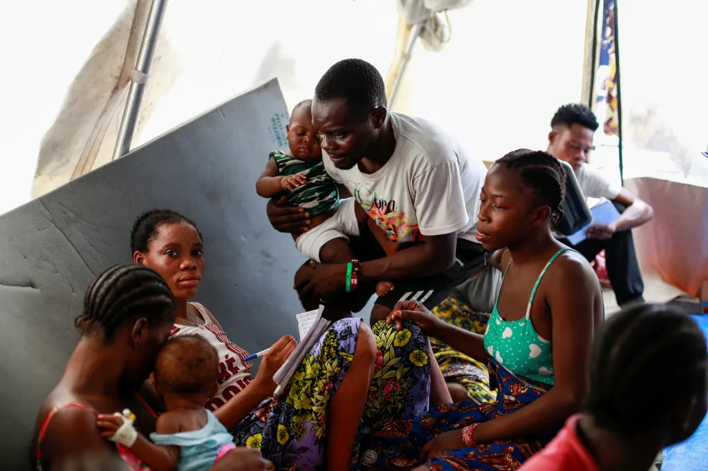 Cyprien Seka objednává svého syna na lékařskou prohlídku v nouzovém táboře Kingabwa