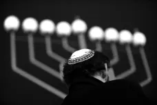 Antisemitismus se v Česku odehrává on-line. Stát ale zůstává pro Židy bezpečný, tvrdí zpráva