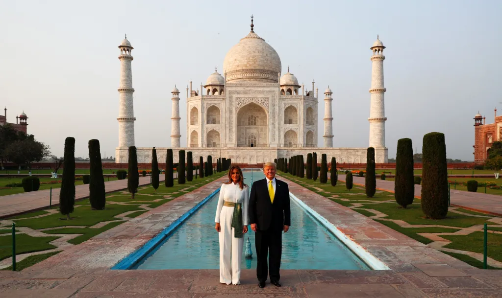 Americký prezident Donald Trump a jeho žena Melanie se nechali zvěčnit během návštěvy Tádž Mahalu