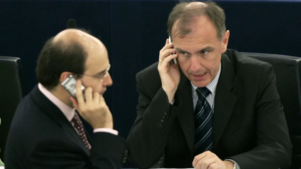 Europoslanci telefonují při projednávání normy o roamingu v květnu 2007