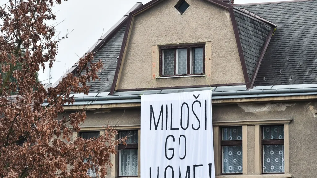 Miloši, go home, vzkázali v Turnově prezidentovi