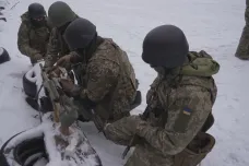 Rusové pod ukrajinskou vlajkou. Prapor Sibiř jich cvičí na tři sta