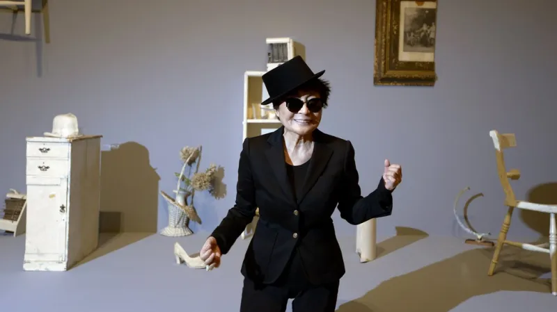 Yoko Ono pózuje před svou instalací na výstavě ve Frankfurtu nad Mohanem (2013)