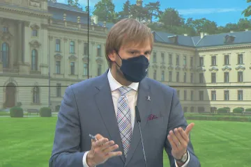 Po auditu na ministerstvu se odpovědným úředníkům sníží platy. Covidová opatření bude zkoumat vládní rada, píše iRozhlas