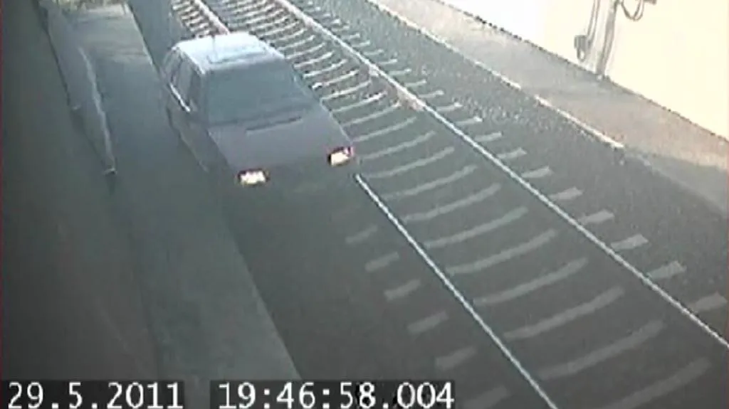 Auto v tunelu