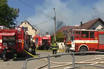 Hasiči dohašují požár na Domažlicku. Tři skončili v nemocnici