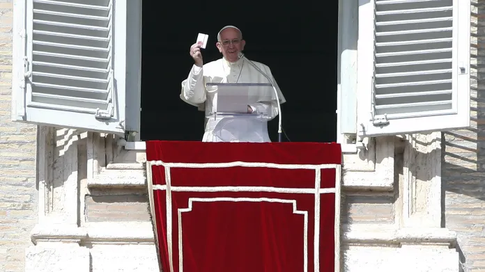 Papež František s růžencem "Misericordina" během tradiční nedělní modlitby Anděl Páně