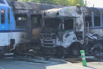 Na přejezdu v Olomouci se srazil osobní vlak s kamionem