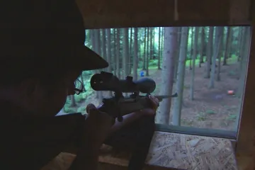 Odborníci přemístí odchytovou klec na medvěda. Do terénu vyrazí i veterinář s uspávací puškou