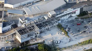 Poškozené nákupní centrum Aeon Mall ve městě Kašima, kde podle místních médií došlo k explozi poté, co japonskou prefekturu Kumamoto na jihu Japonska zasáhlo zemětřesení s předběžným stupněm 7,1 