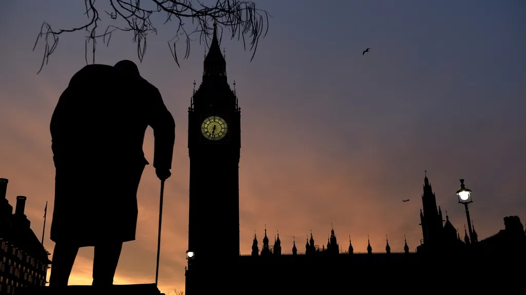 Británie se probudila do prvního dne ostré kampaně